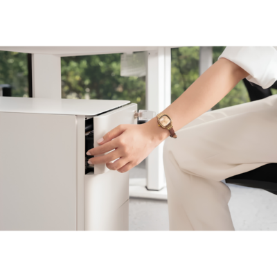 Tủ Tài Liệu Thép Di Động Hyperwork Ivy Slim MC02 – Thép Dày 0.7mm Bo Cong An Toàn, 3 Ngăn Kéo Tiện Ích Tủ Tài Liệu Thép Di Động Hyperwork Ivy Slim MC02 – Thép Dày 0.7mm Bo Cong An Toàn, 3 Ngăn Kéo Tiện Ích - <p class="ng-star-inserted"><strong class="ng-star-inserted"><span class="ng-star-inserted">Tủ tài liệu thép di động Hyperwork Ivy Slim MC02</span></strong><span class="ng-star-inserted"> là giải pháp lưu trữ đồ dùng và tài liệu thông minh, nhỏ gọn dành cho văn phòng diện tích khiêm tốn và các góc setup cá nhân hiện đại. Là phiên bản mini tinh gọn của dòng tủ Ivy trứ danh, </span><strong class="ng-star-inserted"><span class="ng-star-inserted">Ivy Slim MC02</span></strong><span class="ng-star-inserted"> sở hữu kích thước tối ưu 30 x 50 x 60 cm, dễ dàng đặt lọt gầm mọi loại bàn làm việc mà không chiếm dụng không gian để chân. Được chế tác từ thép cán nguội dày 0,7 mm với các góc bo cong an toàn, tủ có kết cấu 3 ngăn kéo chịu tải khủng 35 </span>kg/ngăn <span class="ng-star-inserted">cùng bánh xe di chuyển linh hoạt. Sở hữu bộ sưu tập 10 màu sắc thời thượng và bảo hành tới 36 tháng, </span><strong class="ng-star-inserted"><span class="ng-star-inserted">Ivy Slim MC02</span></strong><span class="ng-star-inserted"> là sự nâng cấp hoàn hảo cho không gian sống của bạn.</span></p>