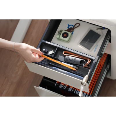 Tủ Tài Liệu Thép Di Động Hyperwork Ivy Pro MC04 – Cơ Chế Nhấn Mở Push To Open, Tải Trọng Nóc 150kg Kiêm Ghế Ngồi Tủ Tài Liệu Thép Di Động Hyperwork Ivy Pro MC04 – Cơ Chế Nhấn Mở Push To Open, Tải Trọng Nóc 150kg Kiêm Ghế Ngồi - <p class="ng-star-inserted"><strong class="ng-star-inserted"><span class="ng-star-inserted">Tủ tài liệu thép di động Hyperwork Ivy Pro MC04</span></strong><span class="ng-star-inserted"> là giải pháp lưu trữ đồ dùng cao cấp All-in-One đỉnh cao kết hợp hoàn hảo giữa tủ hồ sơ thông minh và ghế ngồi phụ tiện ích cho góc làm việc hiện đại. Được chế tác từ chất liệu thép cán nguội dày dặn 0,7 mm cứng cáp, </span><strong class="ng-star-inserted"><span class="ng-star-inserted">Ivy Pro MC04</span></strong><span class="ng-star-inserted"> sở hữu kích thước tối ưu 34 x 52 x 64 cm với kết cấu 3 ngăn kéo chịu tải 35 </span>kg/ngăn <span class="ng-star-inserted">cùng tải trọng nóc tủ kỷ lục lên tới 150 kg. Tủ trang bị cơ chế đóng mở nhấn bật Push to Open phẳng phiu không tay nắm, đi kèm đệm ngồi từ tính bọc vải Flax fiber thoáng mát chống nấm mốc và hệ thống bánh xe xoay khóa an toàn. Với 2 gam màu Be và Đen thanh lịch cùng bảo hành 36 tháng, </span><strong class="ng-star-inserted"><span class="ng-star-inserted">Ivy Pro MC04</span></strong><span class="ng-star-inserted"> là sự nâng cấp hoàn mỹ cho không gian sống của bạn.</span></p>