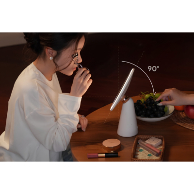 Đèn LED Gương Trang Điểm Kyvian Mira Pro – Hoàn Màu CRI ≥ 97 True Color, 3 Sắc Độ Ánh Sáng, Dimmer Vô Cấp, Pin Sạc 1800mAh Tiện Lợi Đèn LED Gương Trang Điểm Kyvian Mira Pro – Hoàn Màu CRI ≥ 97 True Color, 3 Sắc Độ Ánh Sáng, Dimmer Vô Cấp, Pin Sạc 1800mAh Tiện Lợi - <p class="ng-star-inserted"><strong class="ng-star-inserted"><span class="ng-star-inserted">Đèn LED gương trang điểm Mira Pro</span></strong><span class="ng-star-inserted"> là trợ thủ làm đẹp thông minh đỉnh cao dành cho phái đẹp, các chuyên gia trang điểm (makeup artist) và tín đồ skincare hiện đại. Sở hữu công nghệ hiển thị màu sắc vượt trội với chỉ số hoàn màu CRI ≥ 97 True Color, </span><strong class="ng-star-inserted"><span class="ng-star-inserted">Mira Pro</span></strong><span class="ng-star-inserted"> tái hiện tông màu da và mỹ phẩm chân thực tuyệt đối, giúp bạn dễ dàng quan sát rõ từng lớp nền, màu son và các vùng da chưa đều màu mà không lo bị đánh phấn quá tay. Thiết bị tích hợp 3 sắc độ ánh sáng linh hoạt (2700K - 4000K - 5300K), phím cảm ứng điều chỉnh độ sáng vô cấp mượt mà cùng khớp xoay gương đa góc tự nhiên. Với viên pin sạc 1800 mAh dùng tới 4 giờ độc lập, </span><strong class="ng-star-inserted"><span class="ng-star-inserted">Mira Pro</span></strong><span class="ng-star-inserted"> mang lại sự tự tin rạng ngời mọi lúc, mọi nơi.</span></p>
