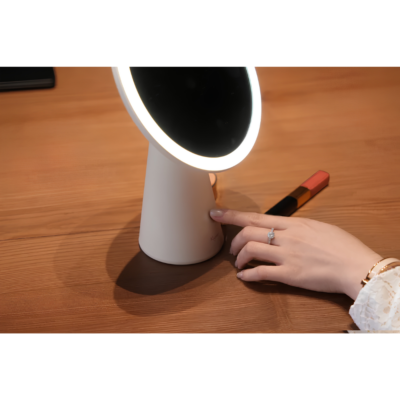 Đèn LED Gương Trang Điểm Kyvian Mira Pro – Hoàn Màu CRI ≥ 97 True Color, 3 Sắc Độ Ánh Sáng, Dimmer Vô Cấp, Pin Sạc 1800mAh Tiện Lợi Đèn LED Gương Trang Điểm Kyvian Mira Pro – Hoàn Màu CRI ≥ 97 True Color, 3 Sắc Độ Ánh Sáng, Dimmer Vô Cấp, Pin Sạc 1800mAh Tiện Lợi - <p class="ng-star-inserted"><strong class="ng-star-inserted"><span class="ng-star-inserted">Đèn LED gương trang điểm Mira Pro</span></strong><span class="ng-star-inserted"> là trợ thủ làm đẹp thông minh đỉnh cao dành cho phái đẹp, các chuyên gia trang điểm (makeup artist) và tín đồ skincare hiện đại. Sở hữu công nghệ hiển thị màu sắc vượt trội với chỉ số hoàn màu CRI ≥ 97 True Color, </span><strong class="ng-star-inserted"><span class="ng-star-inserted">Mira Pro</span></strong><span class="ng-star-inserted"> tái hiện tông màu da và mỹ phẩm chân thực tuyệt đối, giúp bạn dễ dàng quan sát rõ từng lớp nền, màu son và các vùng da chưa đều màu mà không lo bị đánh phấn quá tay. Thiết bị tích hợp 3 sắc độ ánh sáng linh hoạt (2700K - 4000K - 5300K), phím cảm ứng điều chỉnh độ sáng vô cấp mượt mà cùng khớp xoay gương đa góc tự nhiên. Với viên pin sạc 1800 mAh dùng tới 4 giờ độc lập, </span><strong class="ng-star-inserted"><span class="ng-star-inserted">Mira Pro</span></strong><span class="ng-star-inserted"> mang lại sự tự tin rạng ngời mọi lúc, mọi nơi.</span></p>