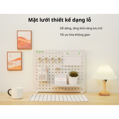 Bảng Treo Đồ Pegboard Kim Loại HyperWork PG02 (520 x 420 mm, Tải Trọng 10kg) - Kèm Bộ 14 Món Phụ Kiện Tiện Lợi Bảng Treo Đồ Pegboard Kim Loại HyperWork PG02 (520 x 420 mm, Tải Trọng 10kg) - Kèm Bộ 14 Món Phụ Kiện Tiện Lợi - Bảng treo đồ Pegboard <b>PG02</b> là giải pháp lưu trữ thông minh giúp tối ưu hóa không gian bàn làm việc và nâng tầm thẩm mỹ cho góc setup hiện đại. Được chế tác từ chất liệu thép sơn tĩnh điện bền bỉ kết hợp nhựa cao cấp, <b>PG02</b> sở hữu khả năng chịu tải ấn tượng lên đến 10kg trên kích thước gọn gàng 520 x 420 mm. Sản phẩm đi kèm bộ 14 món phụ kiện đa năng như móc treo, hộp đựng đồ, khay thép, giá treo tai nghe và ghim nam châm tiện lợi. Với cơ chế module ghép nối linh hoạt cùng 4 tùy chọn màu sắc cá tính, bảng treo đồ <b>PG02</b> hỗ trợ lắp đặt kẹp bàn mặc định hoặc đặt bàn vững chãi, mang lại không gian làm việc ngăn nắp và tràn đầy cảm hứng