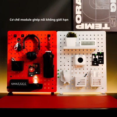 Bảng Treo Đồ Pegboard Kim Loại HyperWork PG02 (520 x 420 mm, Tải Trọng 10kg) - Kèm Bộ 14 Món Phụ Kiện Tiện Lợi Bảng Treo Đồ Pegboard Kim Loại HyperWork PG02 (520 x 420 mm, Tải Trọng 10kg) - Kèm Bộ 14 Món Phụ Kiện Tiện Lợi - Bảng treo đồ Pegboard <b>PG02</b> là giải pháp lưu trữ thông minh giúp tối ưu hóa không gian bàn làm việc và nâng tầm thẩm mỹ cho góc setup hiện đại. Được chế tác từ chất liệu thép sơn tĩnh điện bền bỉ kết hợp nhựa cao cấp, <b>PG02</b> sở hữu khả năng chịu tải ấn tượng lên đến 10kg trên kích thước gọn gàng 520 x 420 mm. Sản phẩm đi kèm bộ 14 món phụ kiện đa năng như móc treo, hộp đựng đồ, khay thép, giá treo tai nghe và ghim nam châm tiện lợi. Với cơ chế module ghép nối linh hoạt cùng 4 tùy chọn màu sắc cá tính, bảng treo đồ <b>PG02</b> hỗ trợ lắp đặt kẹp bàn mặc định hoặc đặt bàn vững chãi, mang lại không gian làm việc ngăn nắp và tràn đầy cảm hứng