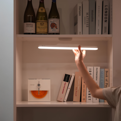 Đèn Thanh Nam Châm Kyvian Ray Base 10W 410 Lumen – Pin Khủng 3000mAh, Ánh Sáng 4000K Dịu Mắt, Hít Nam Châm Xoay Góc Tháo Rời Tiện Lợi Đèn Thanh Nam Châm Kyvian Ray Base 10W 410 Lumen – Pin Khủng 3000mAh, Ánh Sáng 4000K Dịu Mắt, Hít Nam Châm Xoay Góc Tháo Rời Tiện Lợi - <p class="ng-star-inserted"><strong class="ng-star-inserted"><span class="ng-star-inserted">Đèn thanh nam châm Ray Base</span></strong><span class="ng-star-inserted"> là giải pháp chiếu sáng không dây thông minh, tinh gọn đỉnh cao dành cho các không gian thiếu sáng trong ngôi nhà hiện đại mà không cần khoan đục hay đi dây điện phức tạp. Sở hữu công suất mạnh mẽ 10W với độ sáng rõ nét 410 lumens cùng nhiệt độ màu trung tính 4000K êm dịu cho mắt, </span><strong class="ng-star-inserted"><span class="ng-star-inserted">Ray Base</span></strong><span class="ng-star-inserted"> thắp sáng hoàn hảo cho tủ quần áo, tủ bếp, bàn học, gầm tủ, kệ TV và đầu giường ngủ. Đèn gây ấn tượng với cơ chế gắn đế nam châm từ tính siêu chắc, cho phép xoay chỉnh góc chiếu linh hoạt hoặc nhấc rời cầm tay như đèn pin di động. Tích hợp viên pin sạc dung lượng khủng 3000 mAh cùng chế độ bảo hành 1 đổi 1 trong 12 tháng, </span><strong class="ng-star-inserted"><span class="ng-star-inserted">Ray Base</span></strong><span class="ng-star-inserted"> mang lại sự tiện nghi vượt bậc cho cuộc sống của bạn.</span></p>