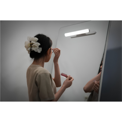 Đèn Thanh Nam Châm Kyvian Ray Base 10W 410 Lumen – Pin Khủng 3000mAh, Ánh Sáng 4000K Dịu Mắt, Hít Nam Châm Xoay Góc Tháo Rời Tiện Lợi Đèn Thanh Nam Châm Kyvian Ray Base 10W 410 Lumen – Pin Khủng 3000mAh, Ánh Sáng 4000K Dịu Mắt, Hít Nam Châm Xoay Góc Tháo Rời Tiện Lợi - <p class="ng-star-inserted"><strong class="ng-star-inserted"><span class="ng-star-inserted">Đèn thanh nam châm Ray Base</span></strong><span class="ng-star-inserted"> là giải pháp chiếu sáng không dây thông minh, tinh gọn đỉnh cao dành cho các không gian thiếu sáng trong ngôi nhà hiện đại mà không cần khoan đục hay đi dây điện phức tạp. Sở hữu công suất mạnh mẽ 10W với độ sáng rõ nét 410 lumens cùng nhiệt độ màu trung tính 4000K êm dịu cho mắt, </span><strong class="ng-star-inserted"><span class="ng-star-inserted">Ray Base</span></strong><span class="ng-star-inserted"> thắp sáng hoàn hảo cho tủ quần áo, tủ bếp, bàn học, gầm tủ, kệ TV và đầu giường ngủ. Đèn gây ấn tượng với cơ chế gắn đế nam châm từ tính siêu chắc, cho phép xoay chỉnh góc chiếu linh hoạt hoặc nhấc rời cầm tay như đèn pin di động. Tích hợp viên pin sạc dung lượng khủng 3000 mAh cùng chế độ bảo hành 1 đổi 1 trong 12 tháng, </span><strong class="ng-star-inserted"><span class="ng-star-inserted">Ray Base</span></strong><span class="ng-star-inserted"> mang lại sự tiện nghi vượt bậc cho cuộc sống của bạn.</span></p>