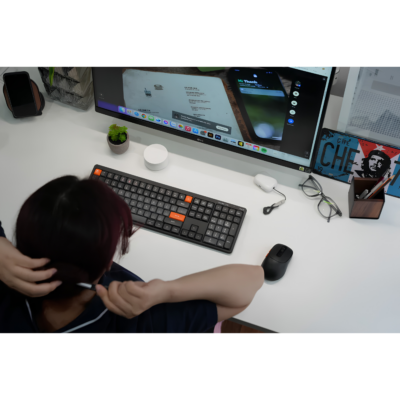Chuột Không Dây Hyperwork Silentium Mini – Silent Switch Tĩnh Âm, Pin 200 Giờ Chuột Không Dây Hyperwork Silentium Mini – Silent Switch Tĩnh Âm, Pin 200 Giờ - <strong class="ng-star-inserted"><span class="ng-star-inserted">Chuột không dây Hyperwork Silentium Mini</span></strong><span class="ng-star-inserted"> là dòng chuột văn phòng tĩnh âm nhỏ gọn đỉnh cao với form dáng đối xứng công thái học ôm sát lòng bàn tay. Sở hữu kích thước chuẩn 106 x 63 x 38.6 mm, chiếc chuột </span><strong class="ng-star-inserted"><span class="ng-star-inserted">Silentium Mini</span></strong><span class="ng-star-inserted"> cực kỳ tiện lợi để bỏ túi và mang theo làm việc linh hoạt mỗi ngày. Được trang bị công nghệ Silent Switch cao cấp, thiết bị giúp triệt tiêu gần như hoàn toàn tiếng ồn khi click, giữ trọn sự tập trung tối đa cho người dùng. Với 2 chế độ kết nối liên kết 2 thiết bị cùng lúc, 3 mức DPI tùy chỉnh, thời lượng pin bền bỉ tới 200 giờ và khả năng dùng chung receiver 2.4 Ghz với bàn phím SilentKey / SilentKey Mini, </span><strong class="ng-star-inserted"><span class="ng-star-inserted">Silentium Mini</span></strong><span class="ng-star-inserted"> là sự lựa chọn số một cho góc setup tối giản.</span>