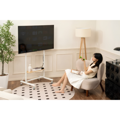 Giá Treo TV Di Động Hyperwork Aero Stand TVC02 – Tải Trọng Khủng 70kg, Kệ Gỗ MDF Sang Trọng, Hỗ Trợ Tivi 37-75 Inch Giá Treo TV Di Động Hyperwork Aero Stand TVC02 – Tải Trọng Khủng 70kg, Kệ Gỗ MDF Sang Trọng, Hỗ Trợ Tivi 37-75 Inch - <p class="ng-star-inserted"><strong class="ng-star-inserted"><span class="ng-star-inserted">Giá treo TV di động Aero Stand TVC02</span></strong><span class="ng-star-inserted"> là giải pháp nâng đỡ và di chuyển tivi cao cấp mang đậm phong cách nội thất Scandinavian Bắc Âu tinh tế, thanh lịch. Sở hữu kết cấu thép chịu lực siêu khỏe với tải trọng cực đại lên tới 70 kg, </span><strong class="ng-star-inserted"><span class="ng-star-inserted">Aero Stand TVC02</span></strong><span class="ng-star-inserted"> tương thích hoàn hảo với các dòng tivi lớn từ 37 đến 75 inch cùng đa dạng chuẩn VESA lên tới 600x400 mm. Sản phẩm hỗ trợ tùy chỉnh độ cao linh hoạt từ 1170 mm đến 1320 mm tối ưu tầm nhìn, kết hợp cùng hệ thống bánh xe xoay êm ái có khóa an toàn. Điểm nhấn nổi bật là khay kệ gỗ MDF sáng màu chịu tải 5 kg phối cùng khung thép tone màu Trắng hiện đại, biến </span><strong class="ng-star-inserted"><span class="ng-star-inserted">Aero Stand TVC02</span></strong><span class="ng-star-inserted"> thành món đồ nội thất decor đẳng cấp cho mọi không gian phòng khách và văn phòng.</span></p>