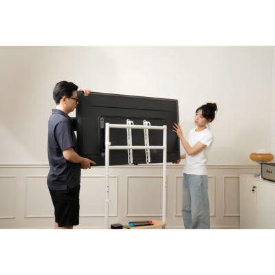Giá Treo TV Di Động Hyperwork Aero Stand TVC02 – Tải Trọng Khủng 70kg, Kệ Gỗ MDF Sang Trọng, Hỗ Trợ Tivi 37-75 Inch Giá Treo TV Di Động Hyperwork Aero Stand TVC02 – Tải Trọng Khủng 70kg, Kệ Gỗ MDF Sang Trọng, Hỗ Trợ Tivi 37-75 Inch - <p class="ng-star-inserted"><strong class="ng-star-inserted"><span class="ng-star-inserted">Giá treo TV di động Aero Stand TVC02</span></strong><span class="ng-star-inserted"> là giải pháp nâng đỡ và di chuyển tivi cao cấp mang đậm phong cách nội thất Scandinavian Bắc Âu tinh tế, thanh lịch. Sở hữu kết cấu thép chịu lực siêu khỏe với tải trọng cực đại lên tới 70 kg, </span><strong class="ng-star-inserted"><span class="ng-star-inserted">Aero Stand TVC02</span></strong><span class="ng-star-inserted"> tương thích hoàn hảo với các dòng tivi lớn từ 37 đến 75 inch cùng đa dạng chuẩn VESA lên tới 600x400 mm. Sản phẩm hỗ trợ tùy chỉnh độ cao linh hoạt từ 1170 mm đến 1320 mm tối ưu tầm nhìn, kết hợp cùng hệ thống bánh xe xoay êm ái có khóa an toàn. Điểm nhấn nổi bật là khay kệ gỗ MDF sáng màu chịu tải 5 kg phối cùng khung thép tone màu Trắng hiện đại, biến </span><strong class="ng-star-inserted"><span class="ng-star-inserted">Aero Stand TVC02</span></strong><span class="ng-star-inserted"> thành món đồ nội thất decor đẳng cấp cho mọi không gian phòng khách và văn phòng.</span></p>