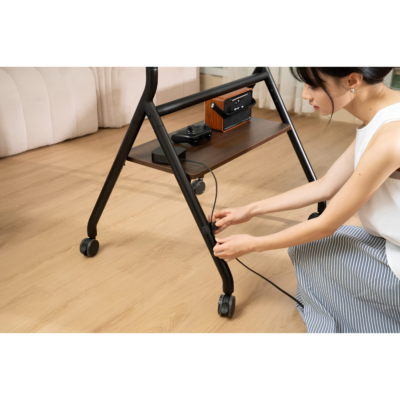 Giá Treo TV Di Động Hyperwork Era Stand TVC03 – Tải Trọng Khủng 80kg, Hỗ Trợ Tivi Cỡ Đại 37-86 Inch, Kệ Gỗ Sang Trọng Giá Treo TV Di Động Hyperwork Era Stand TVC03 – Tải Trọng Khủng 80kg, Hỗ Trợ Tivi Cỡ Đại 37-86 Inch, Kệ Gỗ Sang Trọng - <p class="ng-star-inserted"><strong class="ng-star-inserted"><span class="ng-star-inserted">Giá treo TV di động Era Stand TVC03</span></strong><span class="ng-star-inserted"> là cỗ máy nâng đỡ và di chuyển tivi cỡ đại đỉnh cao nhất hiện nay, được thiết kế chuyên biệt cho các phòng họp hội đồng, hội trường triển lãm và phòng khách biệt thự sang trọng. Sở hữu kết cấu thép công nghiệp siêu vững chãi với mức tải trọng kỷ lục lên tới 80 kg, </span><strong class="ng-star-inserted"><span class="ng-star-inserted">Era Stand TVC03</span></strong><span class="ng-star-inserted"> tương thích hoàn hảo với các dòng tivi khổng lồ từ 37 đến 86 inch cùng các chuẩn VESA lên tới 600x400 mm mà hoàn toàn không rung lắc. Sản phẩm cho phép tùy chỉnh độ cao linh hoạt từ 1250 mm đến 1400 mm, tích hợp khay kệ gỗ Particle Board cao cấp chịu tải 10 kg và hệ thống bánh xe xoay 360 độ có khóa an toàn. Với độ hoàn thiện tinh tế và bảo hành 24 tháng, </span><strong class="ng-star-inserted"><span class="ng-star-inserted">Era Stand TVC03</span></strong><span class="ng-star-inserted"> là sự lựa chọn số một cho không gian của bạn.</span></p>