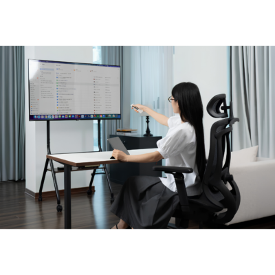 Giá Treo TV Di Động Hyperwork Era Stand TVC03 – Tải Trọng Khủng 80kg, Hỗ Trợ Tivi Cỡ Đại 37-86 Inch, Kệ Gỗ Sang Trọng Giá Treo TV Di Động Hyperwork Era Stand TVC03 – Tải Trọng Khủng 80kg, Hỗ Trợ Tivi Cỡ Đại 37-86 Inch, Kệ Gỗ Sang Trọng - <p class="ng-star-inserted"><strong class="ng-star-inserted"><span class="ng-star-inserted">Giá treo TV di động Era Stand TVC03</span></strong><span class="ng-star-inserted"> là cỗ máy nâng đỡ và di chuyển tivi cỡ đại đỉnh cao nhất hiện nay, được thiết kế chuyên biệt cho các phòng họp hội đồng, hội trường triển lãm và phòng khách biệt thự sang trọng. Sở hữu kết cấu thép công nghiệp siêu vững chãi với mức tải trọng kỷ lục lên tới 80 kg, </span><strong class="ng-star-inserted"><span class="ng-star-inserted">Era Stand TVC03</span></strong><span class="ng-star-inserted"> tương thích hoàn hảo với các dòng tivi khổng lồ từ 37 đến 86 inch cùng các chuẩn VESA lên tới 600x400 mm mà hoàn toàn không rung lắc. Sản phẩm cho phép tùy chỉnh độ cao linh hoạt từ 1250 mm đến 1400 mm, tích hợp khay kệ gỗ Particle Board cao cấp chịu tải 10 kg và hệ thống bánh xe xoay 360 độ có khóa an toàn. Với độ hoàn thiện tinh tế và bảo hành 24 tháng, </span><strong class="ng-star-inserted"><span class="ng-star-inserted">Era Stand TVC03</span></strong><span class="ng-star-inserted"> là sự lựa chọn số một cho không gian của bạn.</span></p>