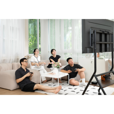 Giá Treo TV Di Động Hyperwork Era Stand TVC03 – Tải Trọng Khủng 80kg, Hỗ Trợ Tivi Cỡ Đại 37-86 Inch, Kệ Gỗ Sang Trọng Giá Treo TV Di Động Hyperwork Era Stand TVC03 – Tải Trọng Khủng 80kg, Hỗ Trợ Tivi Cỡ Đại 37-86 Inch, Kệ Gỗ Sang Trọng - <p class="ng-star-inserted"><strong class="ng-star-inserted"><span class="ng-star-inserted">Giá treo TV di động Era Stand TVC03</span></strong><span class="ng-star-inserted"> là cỗ máy nâng đỡ và di chuyển tivi cỡ đại đỉnh cao nhất hiện nay, được thiết kế chuyên biệt cho các phòng họp hội đồng, hội trường triển lãm và phòng khách biệt thự sang trọng. Sở hữu kết cấu thép công nghiệp siêu vững chãi với mức tải trọng kỷ lục lên tới 80 kg, </span><strong class="ng-star-inserted"><span class="ng-star-inserted">Era Stand TVC03</span></strong><span class="ng-star-inserted"> tương thích hoàn hảo với các dòng tivi khổng lồ từ 37 đến 86 inch cùng các chuẩn VESA lên tới 600x400 mm mà hoàn toàn không rung lắc. Sản phẩm cho phép tùy chỉnh độ cao linh hoạt từ 1250 mm đến 1400 mm, tích hợp khay kệ gỗ Particle Board cao cấp chịu tải 10 kg và hệ thống bánh xe xoay 360 độ có khóa an toàn. Với độ hoàn thiện tinh tế và bảo hành 24 tháng, </span><strong class="ng-star-inserted"><span class="ng-star-inserted">Era Stand TVC03</span></strong><span class="ng-star-inserted"> là sự lựa chọn số một cho không gian của bạn.</span></p>